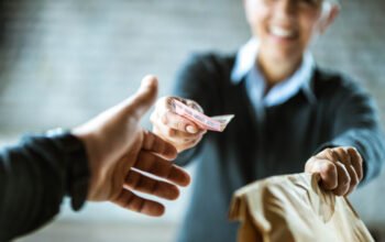 Πληρωμή με μετρητά στα κούριερ: Εξαιρέσεις με βάση το μοντέλο δαπανών αφορολόγητου – Ποιες υπηρεσίες μένουν εκτός