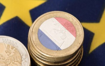 Γαλλία: Τα ομόλογα κοντά στο 5% και το χρέος των 3,5 τρισ. ευρώ πιέζουν την οικονομία – Συναγερμός στις αγορές