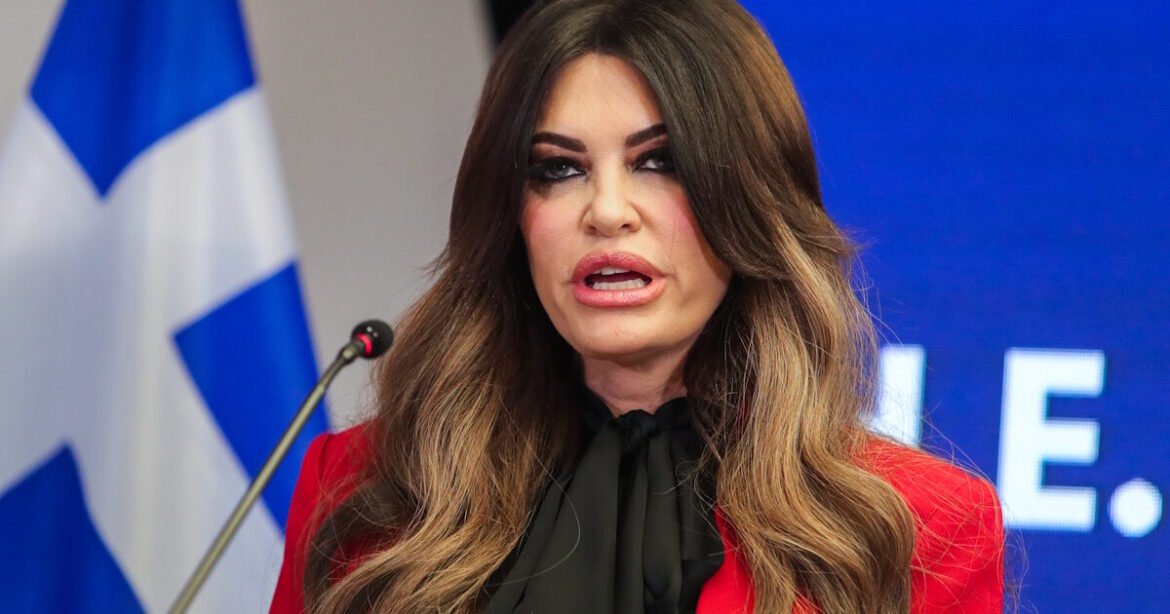 AP: Ο Τραμπ εξετάζει την αποπομπή της Κίμπερλι Γκίλφοϊλ από την πρεσβεία των ΗΠΑ στην Αθήνα