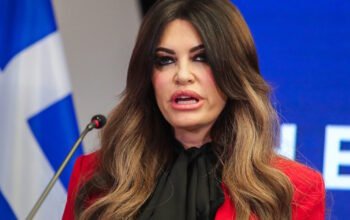 AP: Ο Τραμπ εξετάζει την αποπομπή της Κίμπερλι Γκίλφοϊλ από την πρεσβεία των ΗΠΑ στην Αθήνα