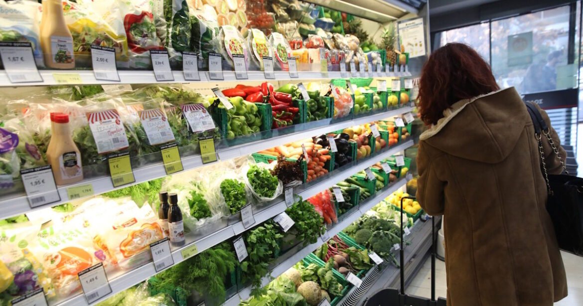 ΙΕΛΚΑ: Στα 26 δισ. ευρώ η ετήσια δαπάνη των Ελλήνων για είδη παντοπωλείου