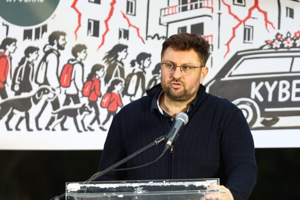 Στον Τσίπρα και ο Κώστας Ζαχαριάδης