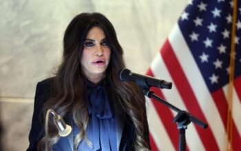 Εκπτωτη η Κίμπερλι Γκίλφοϊλ: Ο Λευκός Οίκος ζήτησε την παραίτησή της