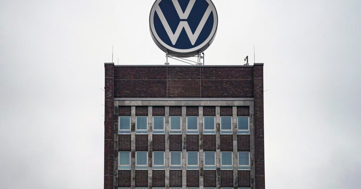 «SOS» από τη VW λόγω Κίνας: «Δεχόμαστε τεράστια πίεση» – Οι ευρωπαϊκές αυτοκινητοβιομηχανίες ζητούν στήριξη