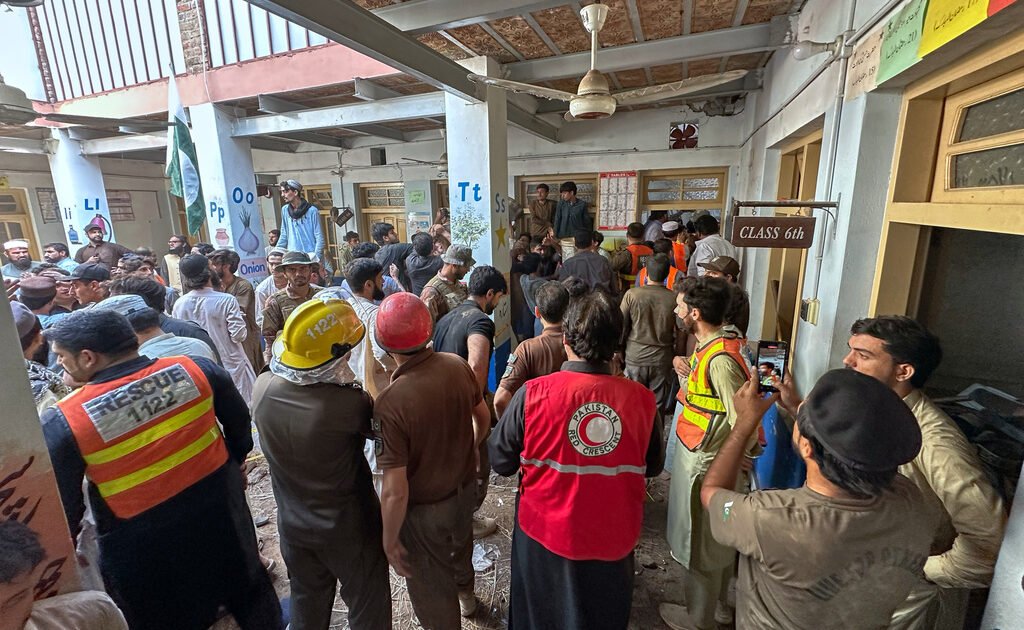 Σκηνές σοκ στο Πακιστάν: Κατέρρευσε οροφή σχολείου – 27 παιδιά νεκρά