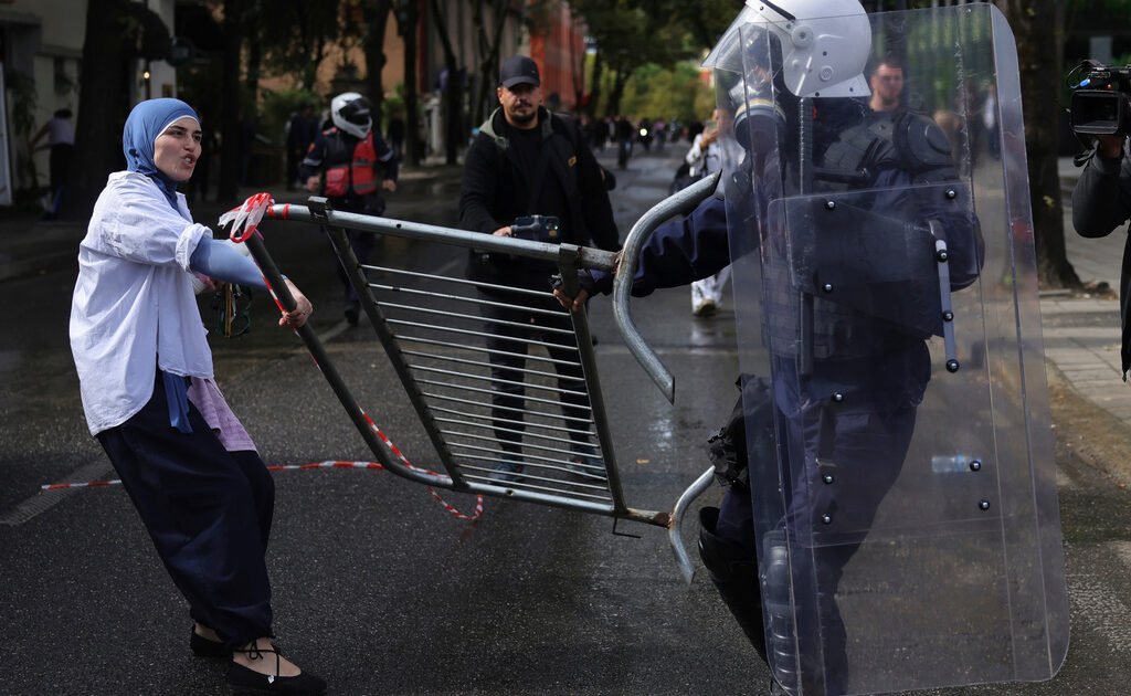 Συνεχίζονται οι κινητοποιήσεις των φοιτητών στα Τίρανα – Έντι Ράμα: «Δεν παραιτούμαι»
