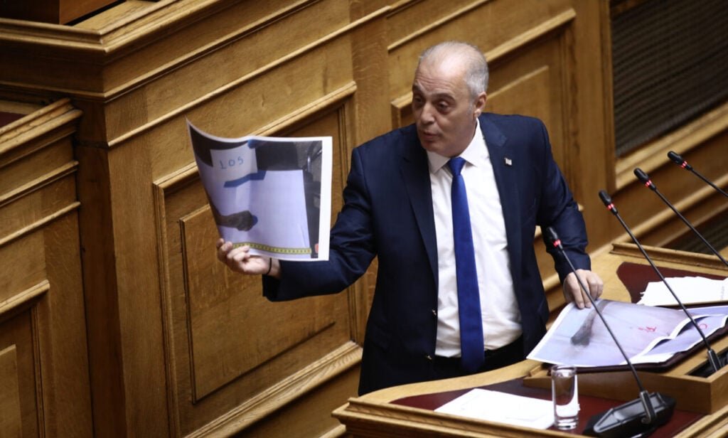 Οργισμένη αντίδραση Πλακιά για τις φωτογραφίες Βελόπουλου: «Είναι οστά από ζώα»