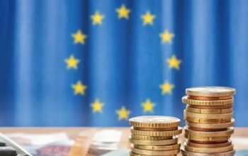 Στην Κομισιόν το προσχέδιο του προϋπολογισμού: Ανάπτυξη 2% τo 2026 και 2,3% το 2027, μείωση χρέους σε 136,7% και 128,8% του ΑΕΠ αντίστοιχα