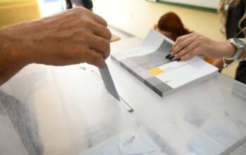 Δημοσκόπηση Marc: Στο 30,4% η ΝΔ, «παγώνει» το κόμμα Τσίπρα, ενισχύεται το ΠΑΣΟΚ