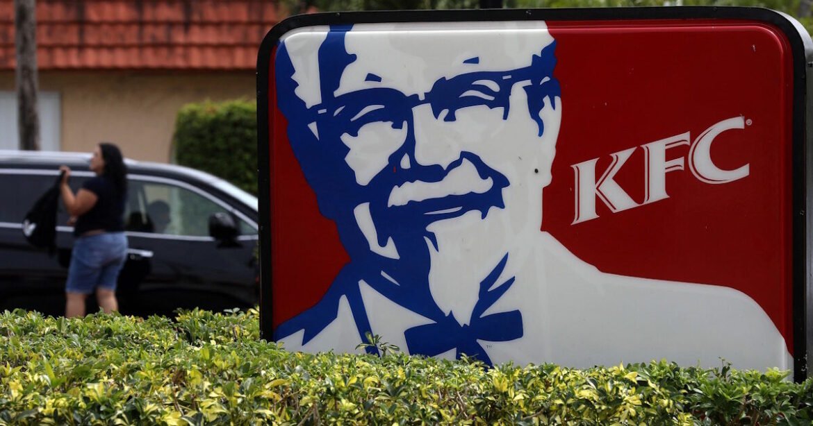 Η KFC επιλέγει την Coca-Cola για προμηθευτή αναψυκτικών στις ΗΠΑ και απορρίπτει την PepsiCo μετά από 40 χρόνια