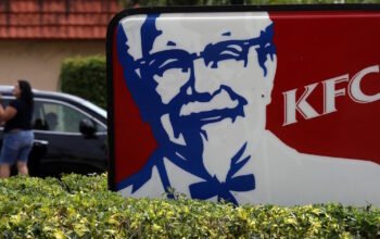 Η KFC επιλέγει την Coca-Cola για προμηθευτή αναψυκτικών στις ΗΠΑ και απορρίπτει την PepsiCo μετά από 40 χρόνια
