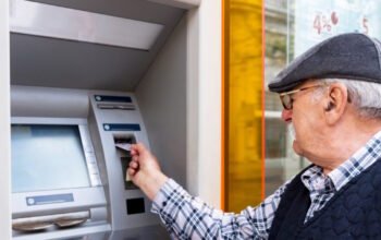 Επικουρικές συντάξεις: 16 χρόνια χωρίς αυξήσεις – Το μνημονιακό «πάγωμα», η ακρίβεια και οι εισφορές που μεταφέρονται στο ΤΕΚΑ