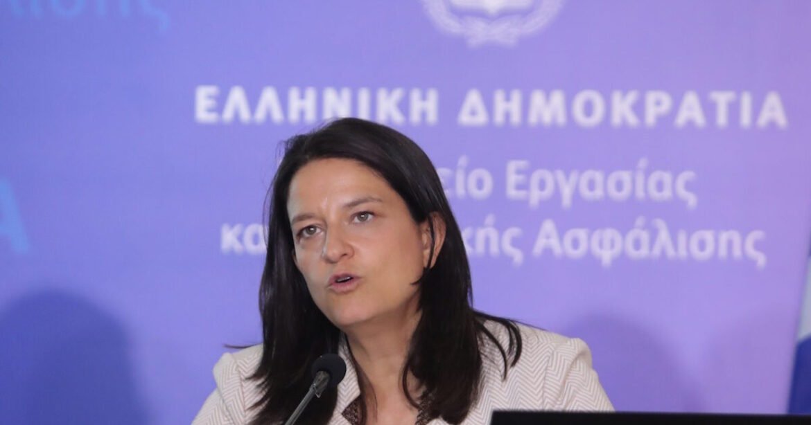 Κεραμέως: Πλήρης ελευθερία στη λήψη γονικής άδειας – Χωρίς να έχει συμπληρωθεί εξάμηνο εργασίας η άδεια φροντιστή