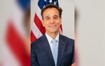 Πρεσβεία ΗΠΑ: Αφαιρέθηκε η φωτογραφία και το βιογραφικό της Γκίλφοϊλ – η ανακοίνωση για τον Τζος Χακ