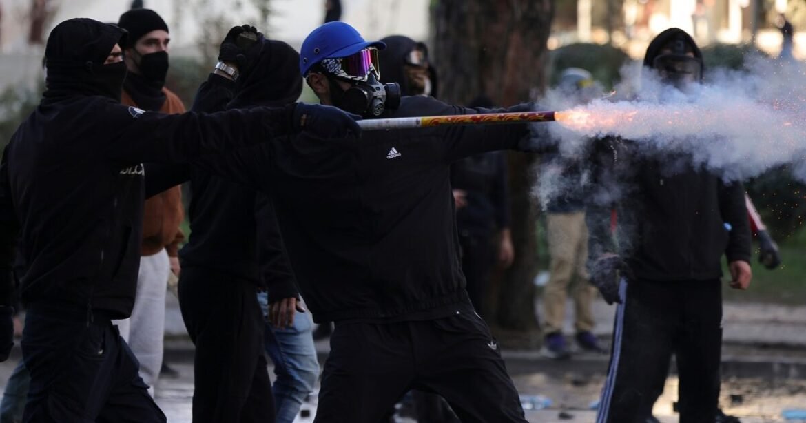 Χάος στην Αλβανία: Στόχος διαδηλωτών το γραφείο του Ράμα – Έσπασαν πόρτες υπουργείων (βίντεο)