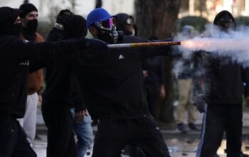 Χάος στην Αλβανία: Στόχος διαδηλωτών το γραφείο του Ράμα – Έσπασαν πόρτες υπουργείων (βίντεο)