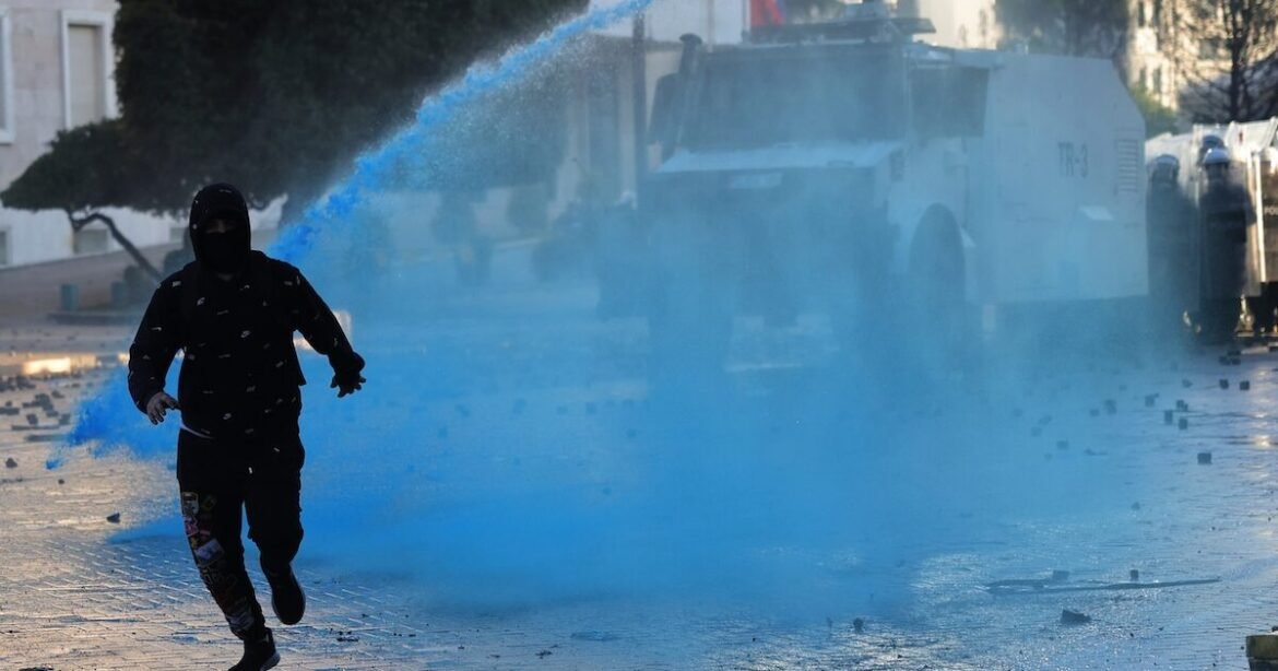 Αλβανία: Χάος στα Τίρανα με 500 προσαγωγές και 165 τραυματίες – Ζητούν την παραίτηση Ράμα