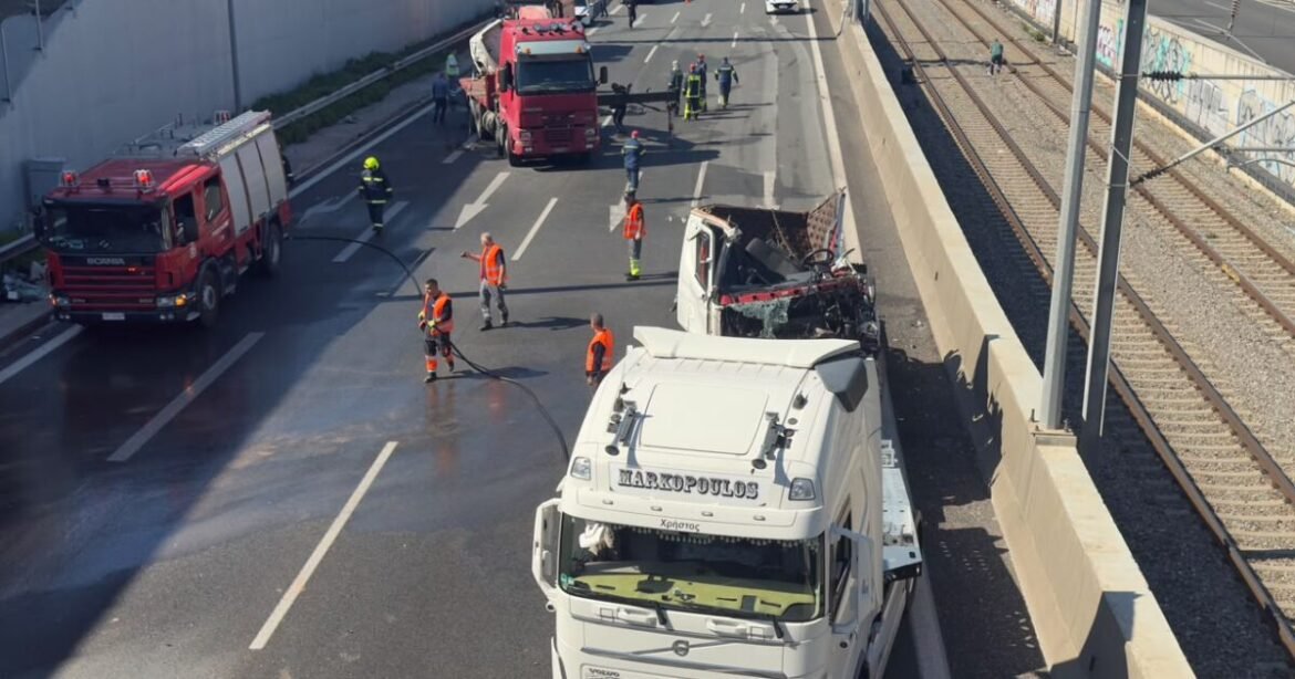 Σοβαρό τροχαίο στην Αττική Οδό με έναν τραυματία: Διακοπή κυκλοφορίας στο ρεύμα προς αεροδρόμιο