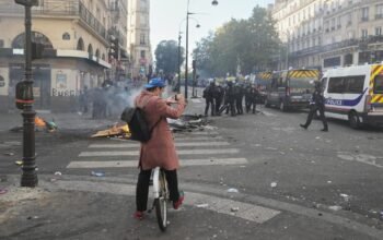Εμπόλεμη ζώνη η Γαλλία: Πρωτοφανής βία, συγκρούσεις και λεηλασίες – Διάγγελμα Μακρόν (βίντεο)
