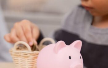 Κουμπαράς για τη νέα γενιά: Χωρίς τεκμήρια οι καταθέσεις έως 10.000 ευρώ τον χρόνο