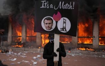 Σπιράλ χάους: Η Γαλλία βυθίζεται σε κρίση χρέους με φόντο τις βίαιες διαδηλώσεις