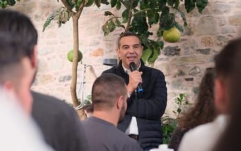 Kυβέρνηση: Ποιο rebranding; Με το «άντε και στα δικά μας» ο Τσίπρας μάς πάει στο 2008