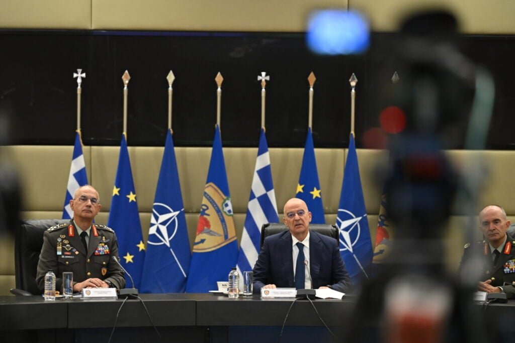Ενοπλες Δυνάμεις: Αυξήσεις για τα στελέχη, εξοικονόμηση €530 εκατ. από νέες συγχωνεύσεις μονάδων – μη επανδρωμένα παντού