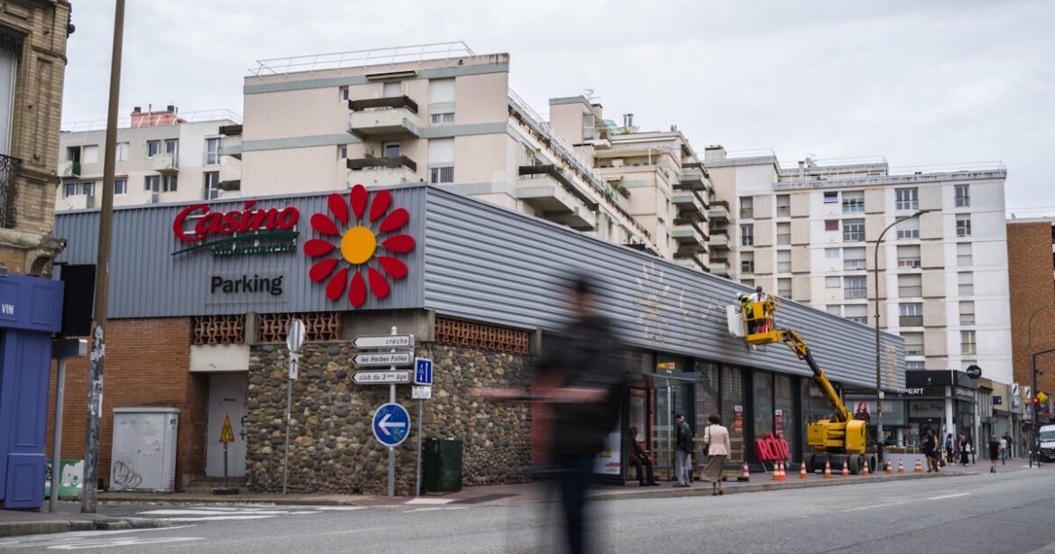 H γαλλική αλυσίδα σούπερ μάρκετ Casino γίνεται Plesio, από το ελληνικό «πλαίσιο», για να δηλώσει κοντά στους καταναλωτές