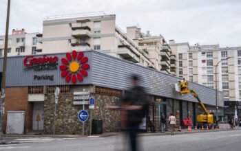 H γαλλική αλυσίδα σούπερ μάρκετ Casino γίνεται Plesio, από το ελληνικό «πλαίσιο», για να δηλώσει κοντά στους καταναλωτές
