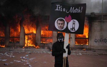 NYT: Ο «φαύλος κύκλος καταστροφής» που απειλεί τη Γαλλία – Μετωπική λαϊκισμού και αγορών